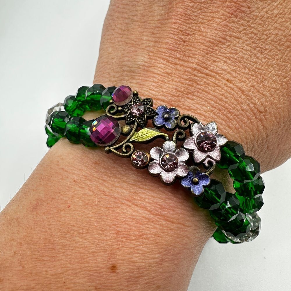 STUNNING faceted green and gray glass, with brass/gold metal, floral bracelet!‎